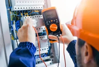 Elektriker utför nyinstallation i kopplingsskåp