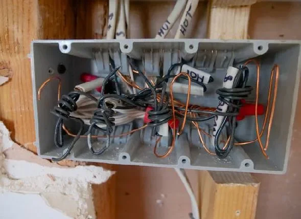 Öppen elcentral med kablar och ledningar – elinstallation