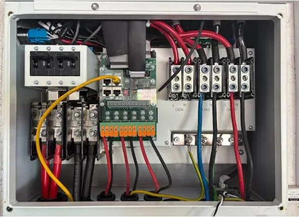 Elinstallation – tekniker arbetar med kopplingsskåp